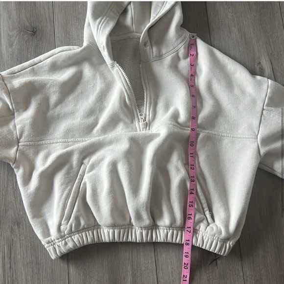 Alo | Stadium Cropped Hoodie - Picture 4 of 6